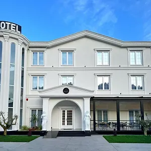 Otel Reign, Vorë